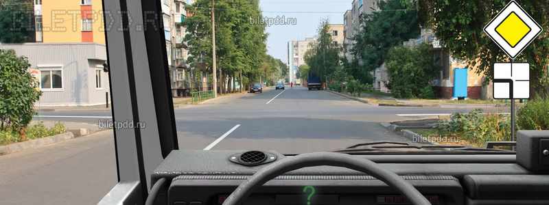 Вы намерены продолжить движение по главной дороге. Обязаны ли Вы включить указатели левого поворота?