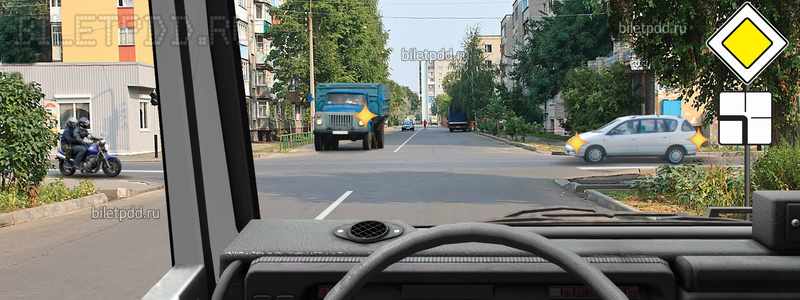 Вы намерены продолжить движение прямо. Кому Вы обязаны уступить дорогу?