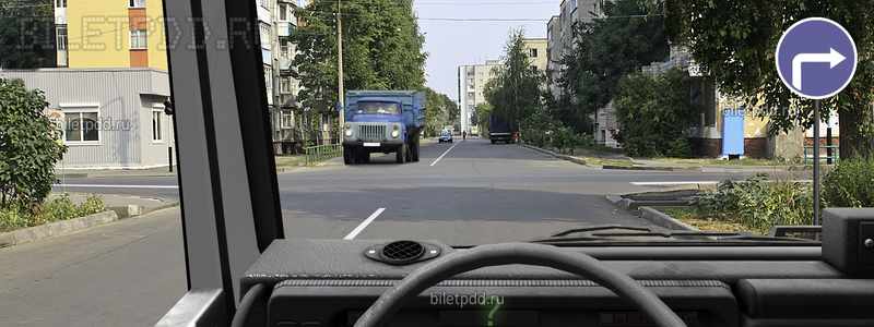 Обязаны ли Вы включить указатели поворота в данной ситуации?
