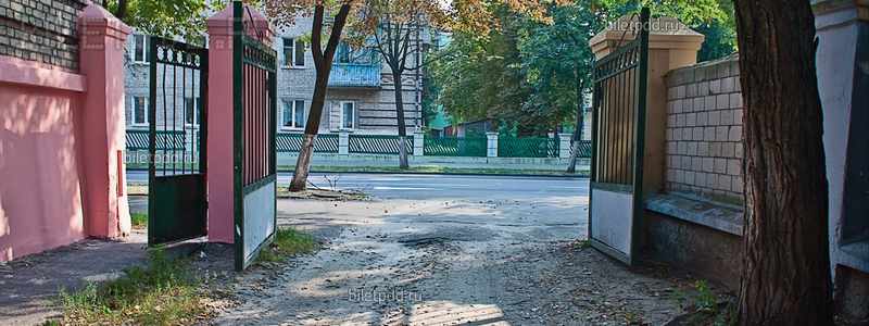 Выезд из двора или c другой прилегающей территории: