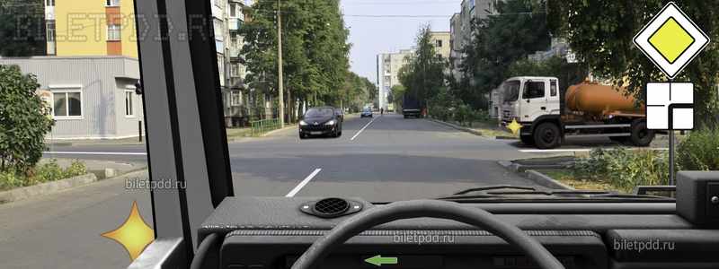 Вы намерены развернуться. Кому Вам необходимо уступить дорогу?
