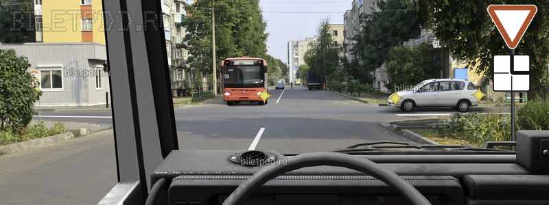 Кому Вы обязаны уступить дорогу при движении в прямом направлении?