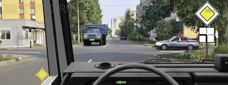 Кому Вы обязаны уступить дорогу при повороте налево?